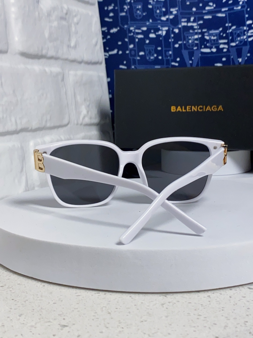 巴黎世家 BALENCIAGA太阳镜方形复古潮流墨镜复古框型与百搭镜片色彩，镜腿装饰金色对称式 BB标识