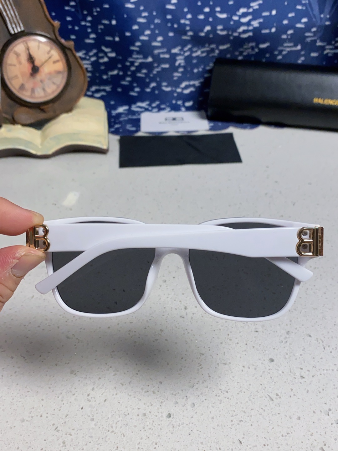 巴黎世家 BALENCIAGA太阳镜方形复古潮流墨镜复古框型与百搭镜片色彩，镜腿装饰金色对称式 BB标识