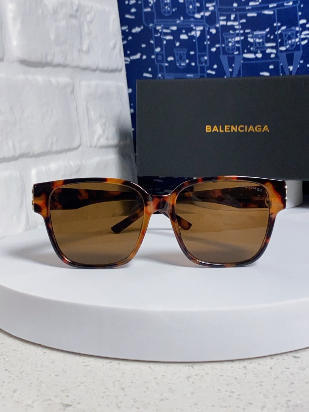 巴黎世家 BALENCIAGA太阳镜方形复古潮流墨镜复古框型与百搭镜片色彩，镜腿装饰金色对称式 BB标识