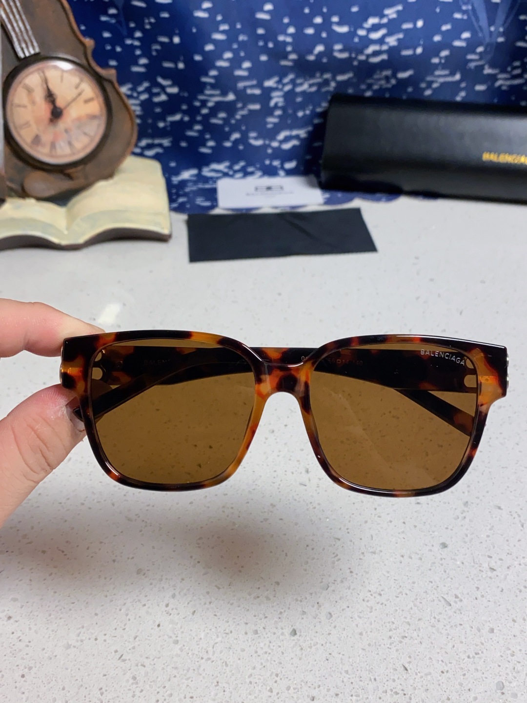 巴黎世家 BALENCIAGA太阳镜方形复古潮流墨镜复古框型与百搭镜片色彩，镜腿装饰金色对称式 BB标识