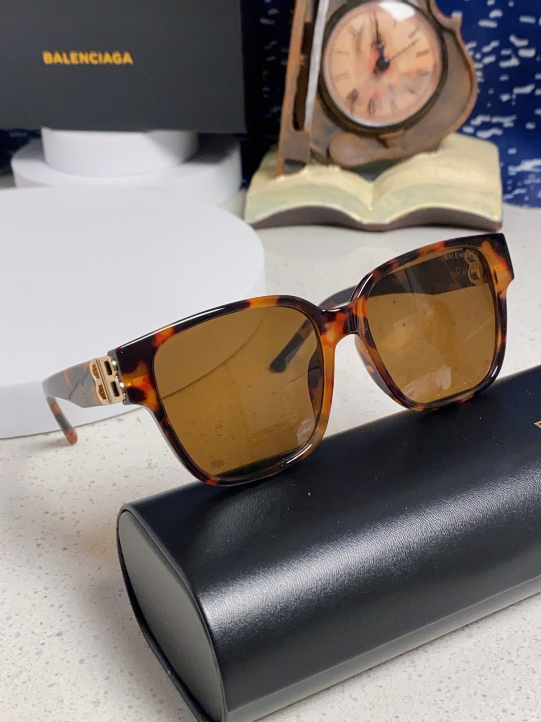 巴黎世家 BALENCIAGA太阳镜方形复古潮流墨镜复古框型与百搭镜片色彩，镜腿装饰金色对称式 BB标识