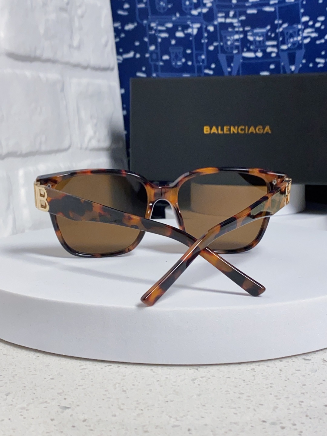 巴黎世家 BALENCIAGA太阳镜方形复古潮流墨镜复古框型与百搭镜片色彩，镜腿装饰金色对称式 BB标识