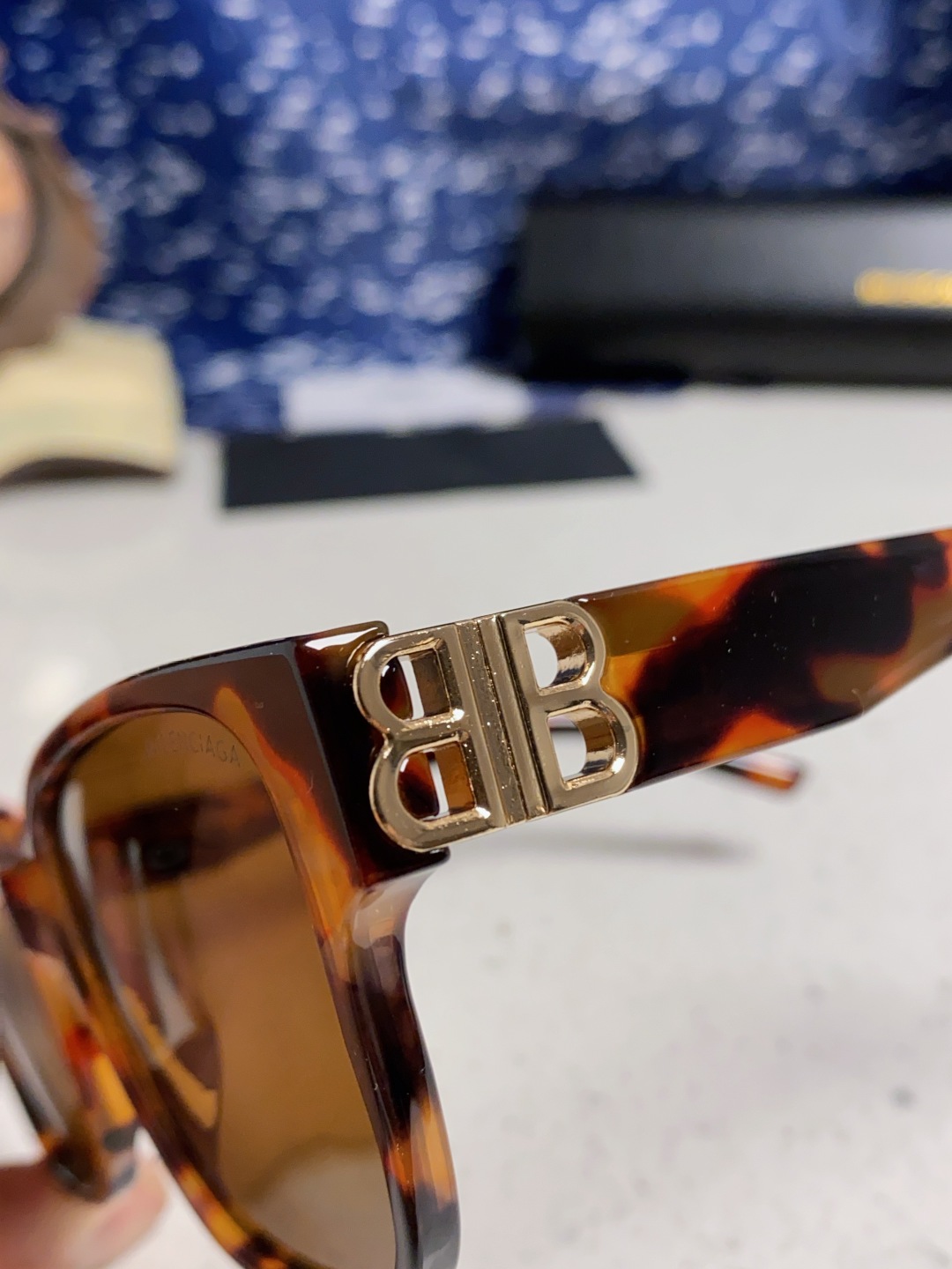 巴黎世家 BALENCIAGA太阳镜方形复古潮流墨镜复古框型与百搭镜片色彩，镜腿装饰金色对称式 BB标识