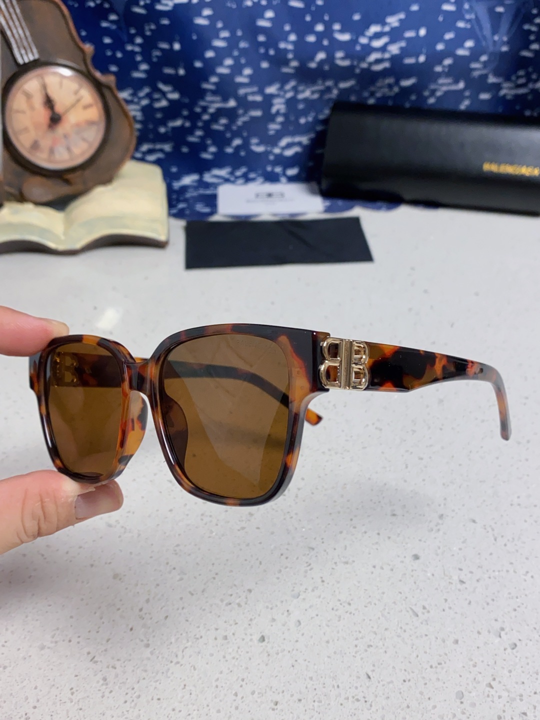 巴黎世家 BALENCIAGA太阳镜方形复古潮流墨镜复古框型与百搭镜片色彩，镜腿装饰金色对称式 BB标识