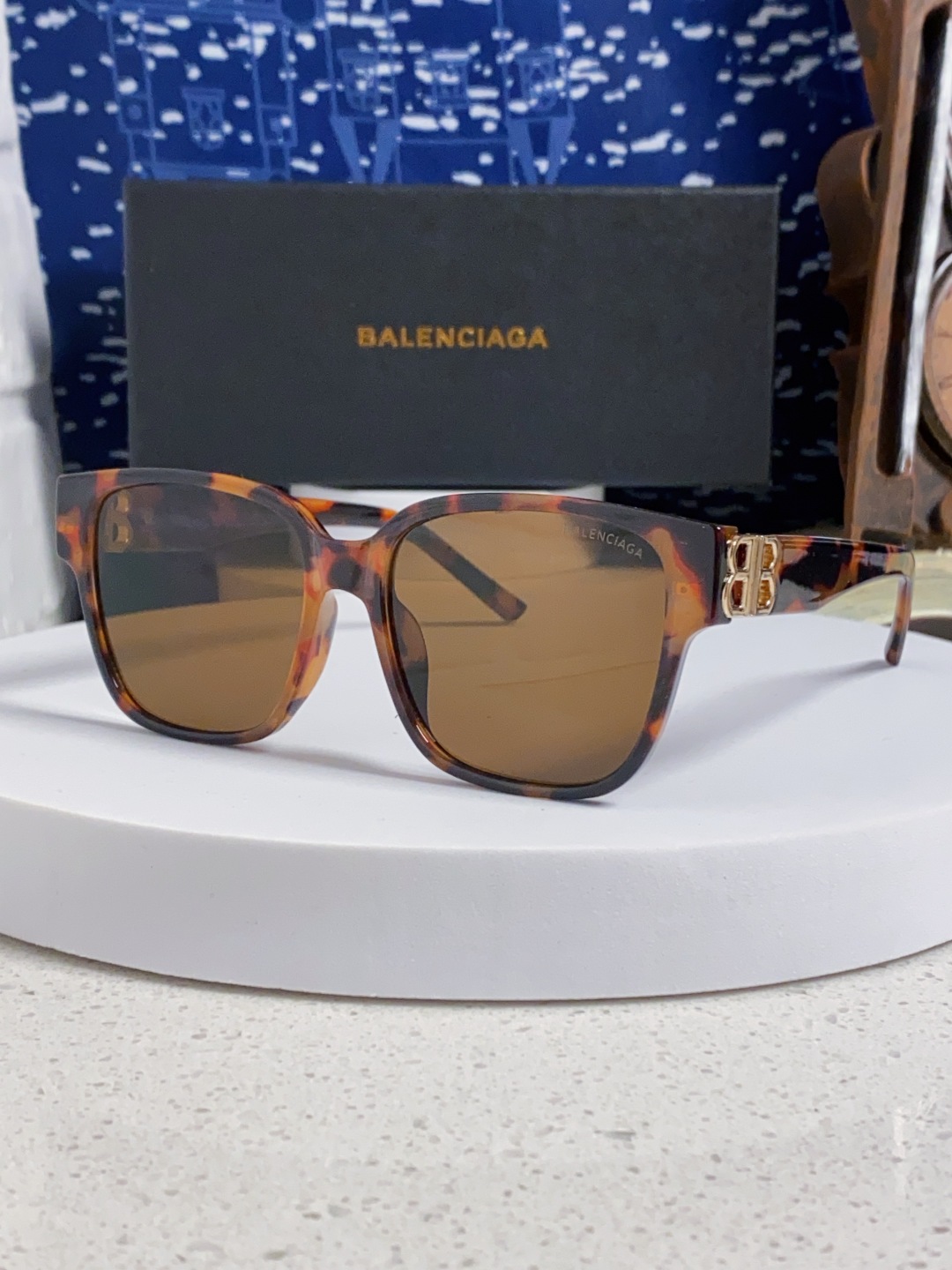 巴黎世家 BALENCIAGA太阳镜方形复古潮流墨镜复古框型与百搭镜片色彩，镜腿装饰金色对称式 BB标识