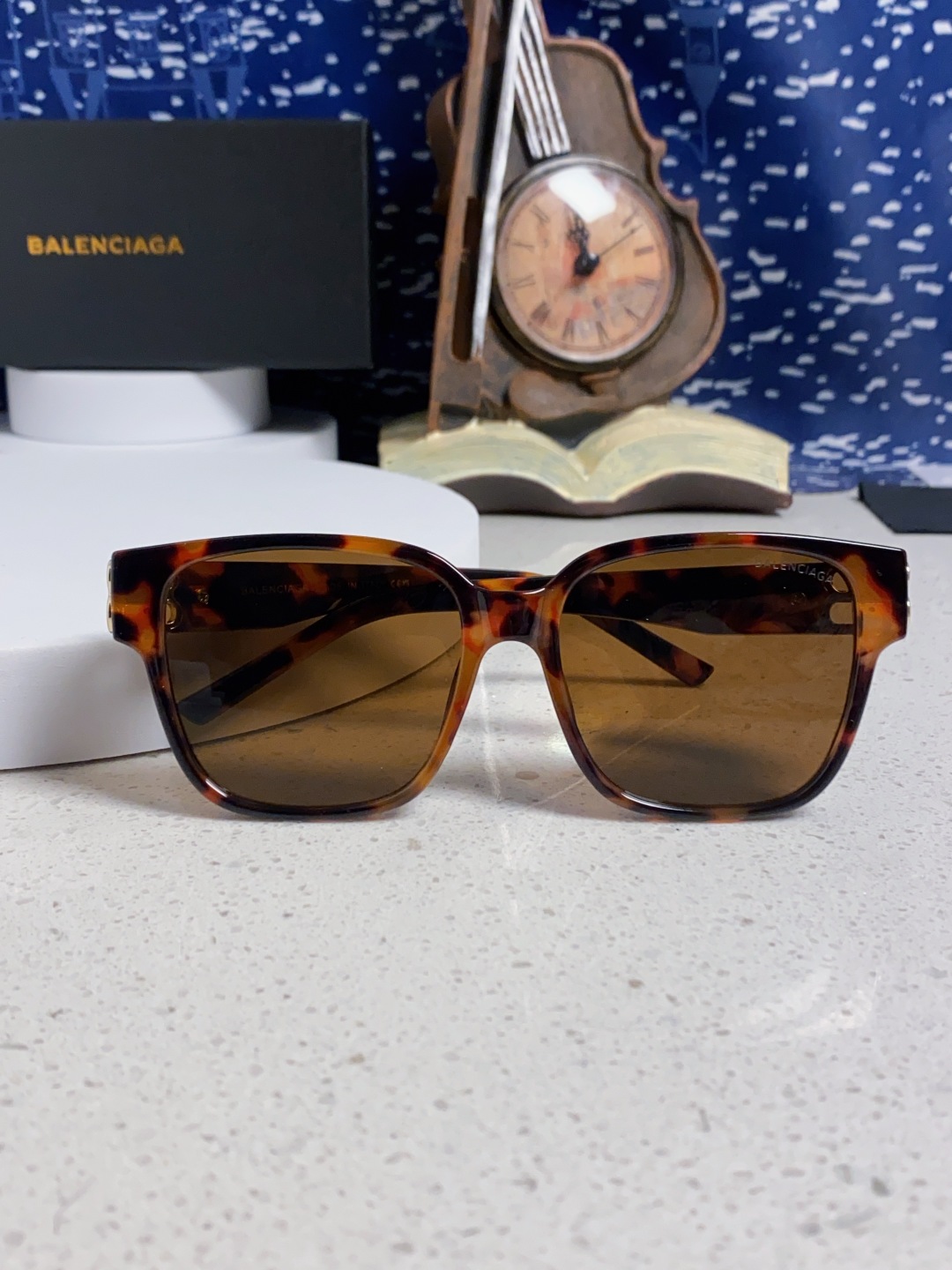 巴黎世家 BALENCIAGA太阳镜方形复古潮流墨镜复古框型与百搭镜片色彩，镜腿装饰金色对称式 BB标识