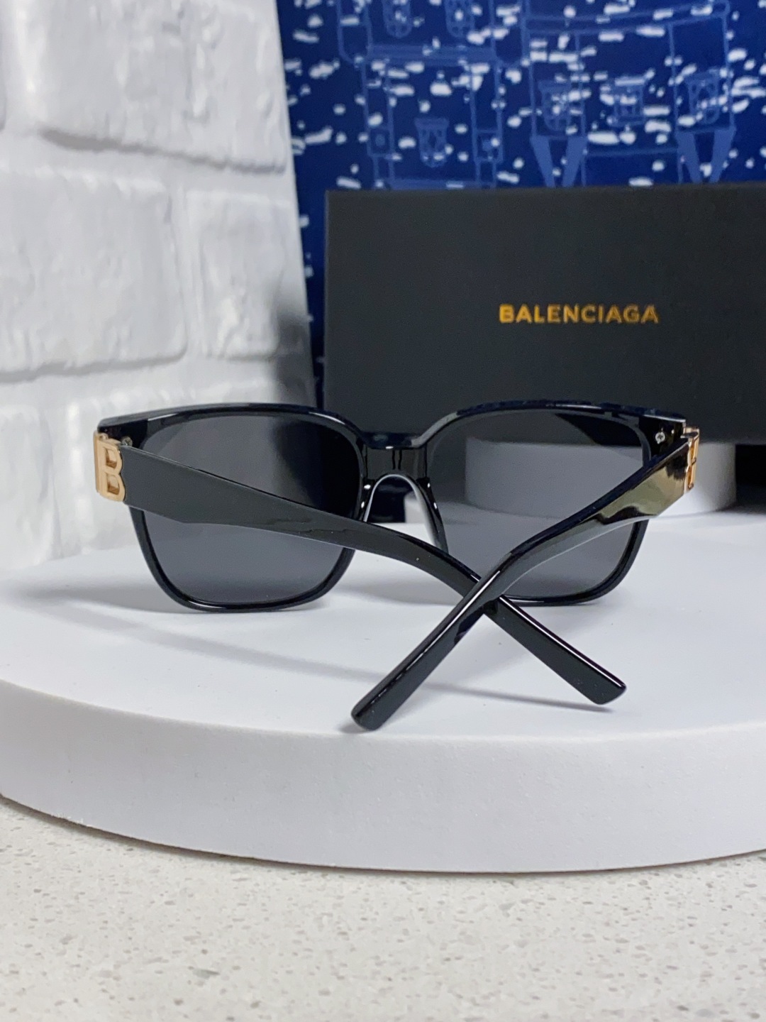 巴黎世家 BALENCIAGA太阳镜方形复古潮流墨镜复古框型与百搭镜片色彩，镜腿装饰金色对称式 BB标识