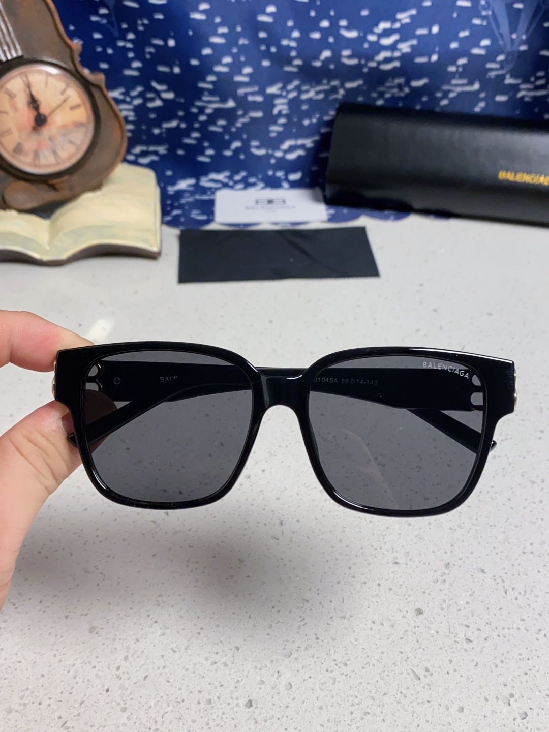 巴黎世家 BALENCIAGA太阳镜方形复古潮流墨镜复古框型与百搭镜片色彩，镜腿装饰金色对称式 BB标识