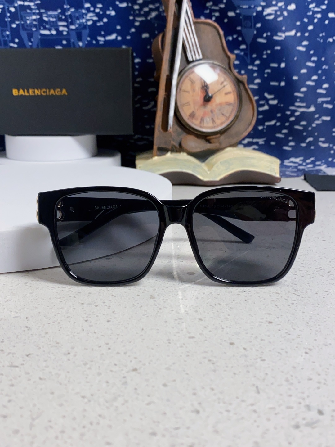 巴黎世家 BALENCIAGA太阳镜方形复古潮流墨镜复古框型与百搭镜片色彩，镜腿装饰金色对称式 BB标识