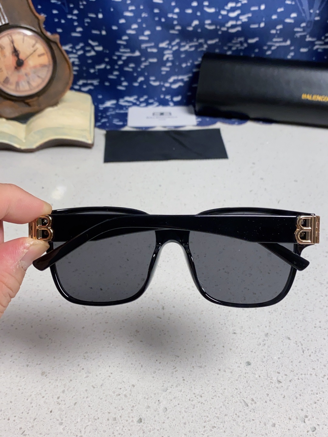 巴黎世家 BALENCIAGA太阳镜方形复古潮流墨镜复古框型与百搭镜片色彩，镜腿装饰金色对称式 BB标识