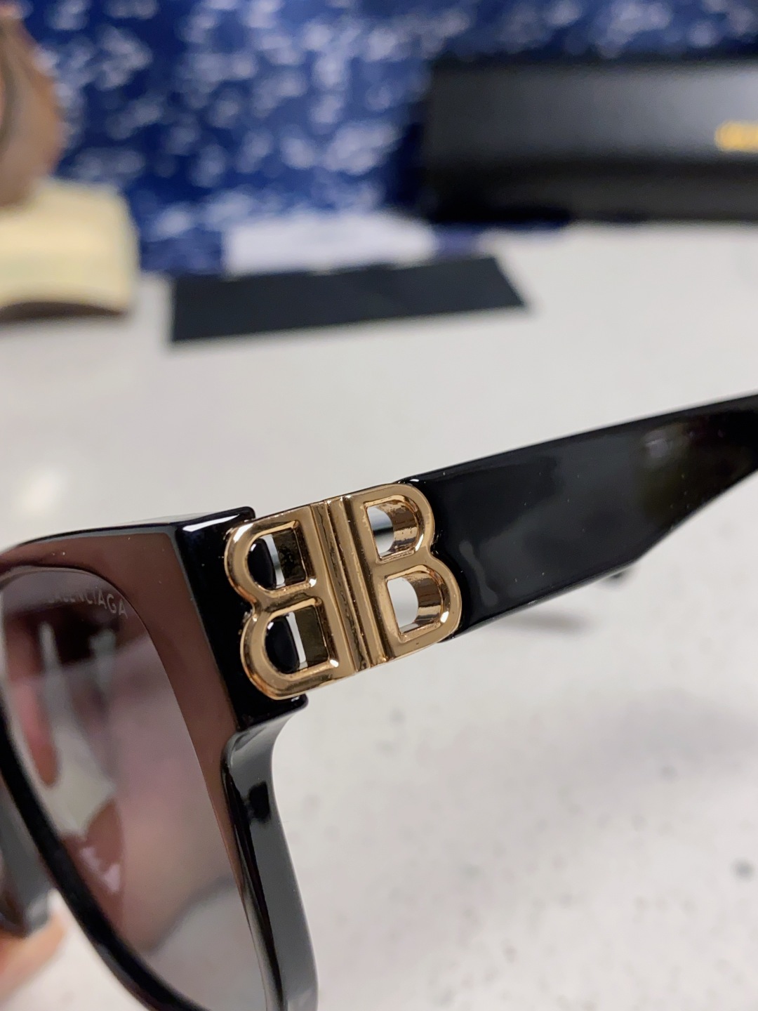 巴黎世家 BALENCIAGA太阳镜方形复古潮流墨镜复古框型与百搭镜片色彩，镜腿装饰金色对称式 BB标识