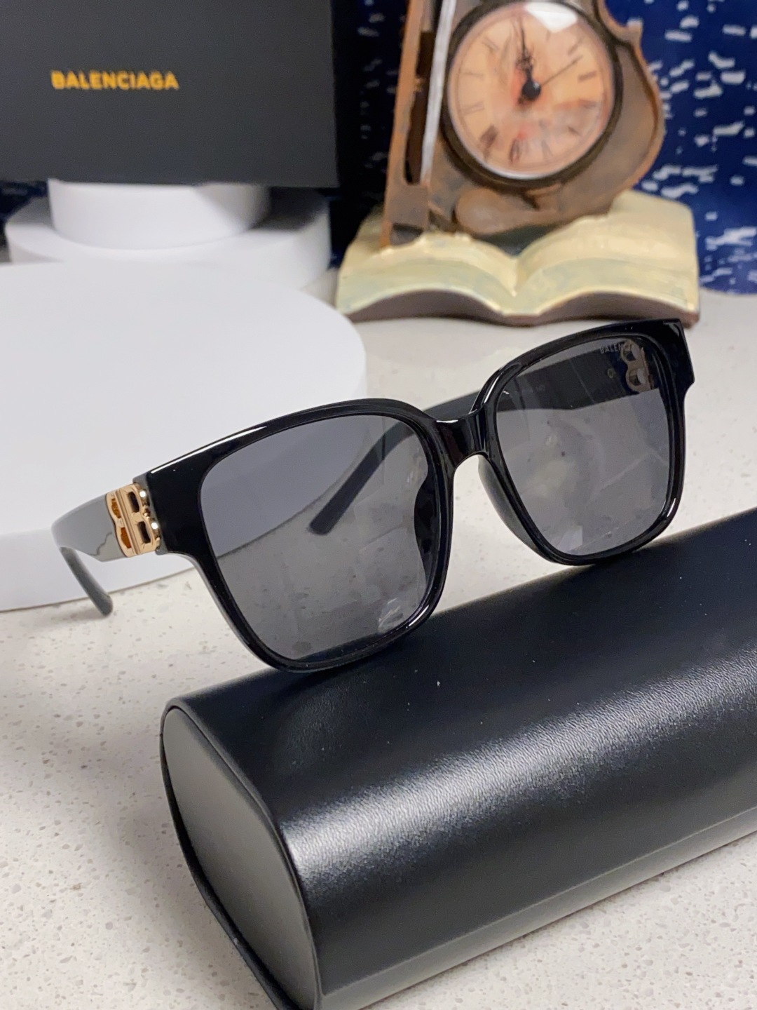 巴黎世家 BALENCIAGA太阳镜方形复古潮流墨镜复古框型与百搭镜片色彩，镜腿装饰金色对称式 BB标识