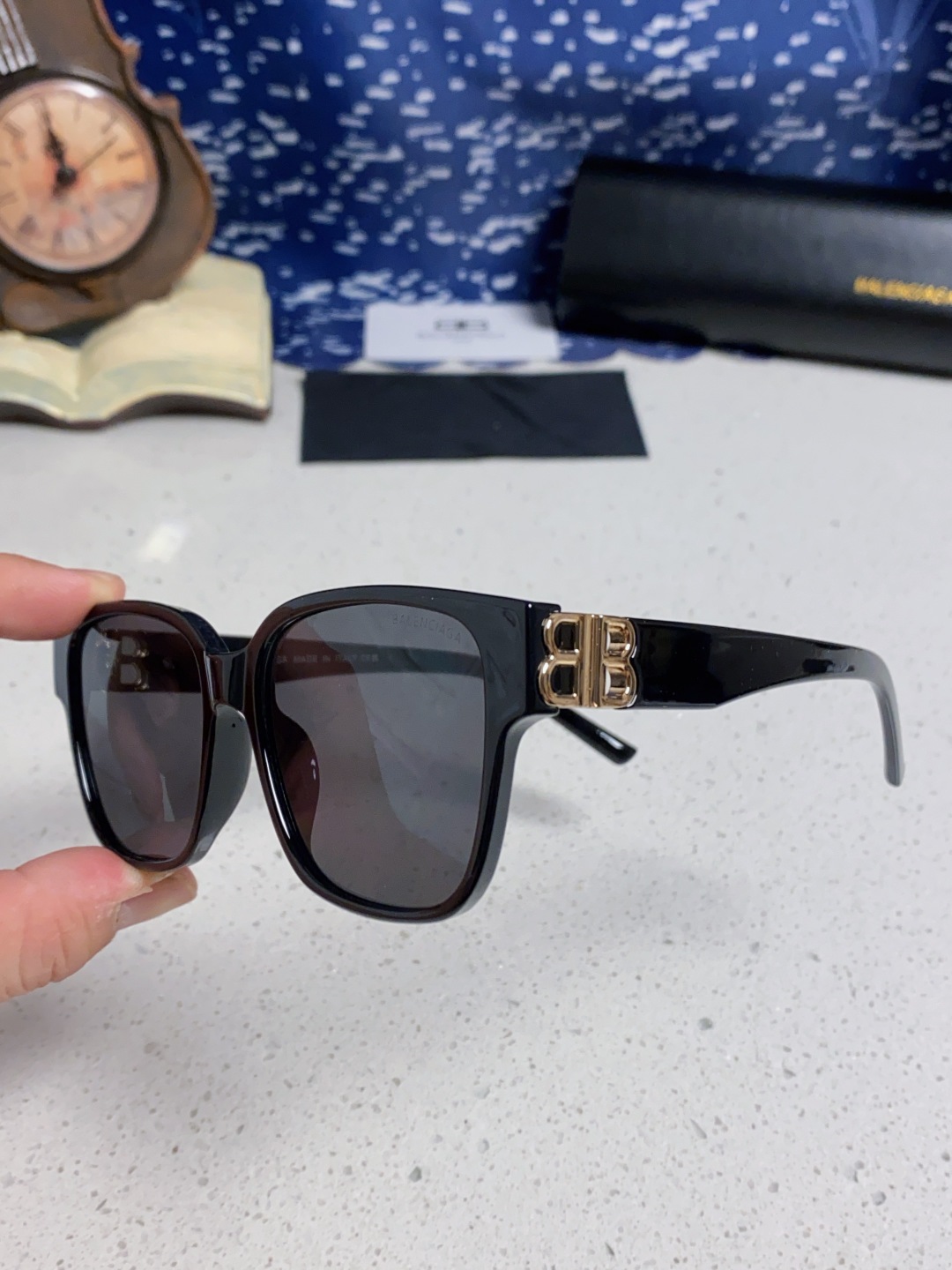 巴黎世家 BALENCIAGA太阳镜方形复古潮流墨镜复古框型与百搭镜片色彩，镜腿装饰金色对称式 BB标识