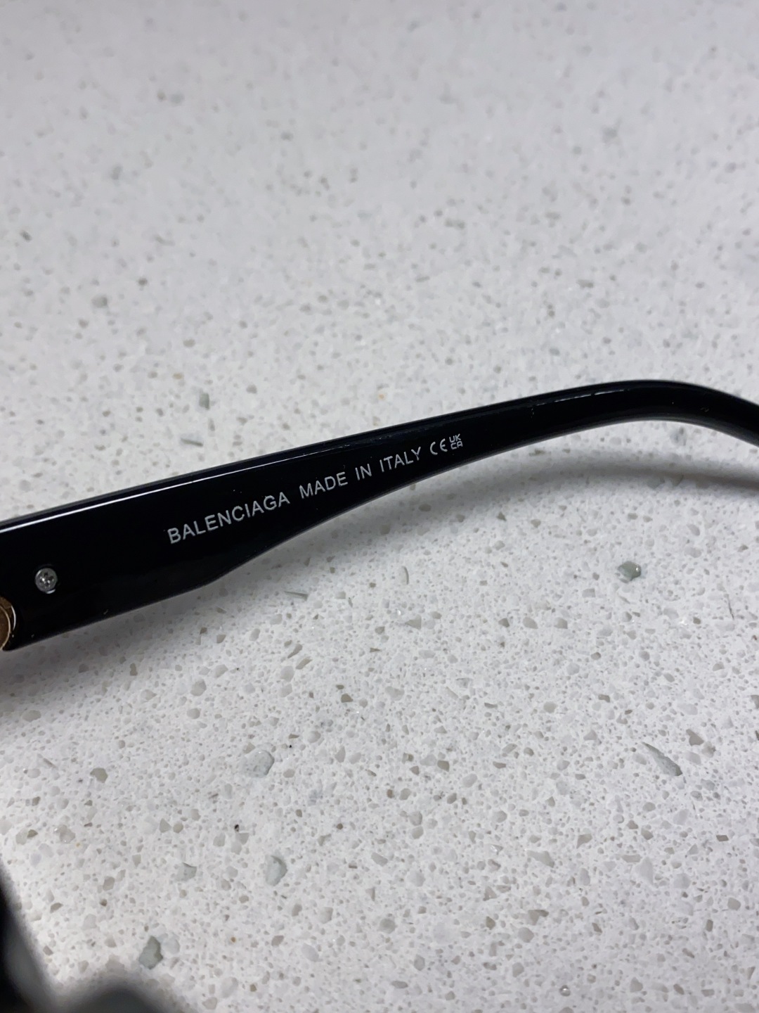 巴黎世家 BALENCIAGA太阳镜方形复古潮流墨镜复古框型与百搭镜片色彩，镜腿装饰金色对称式 BB标识