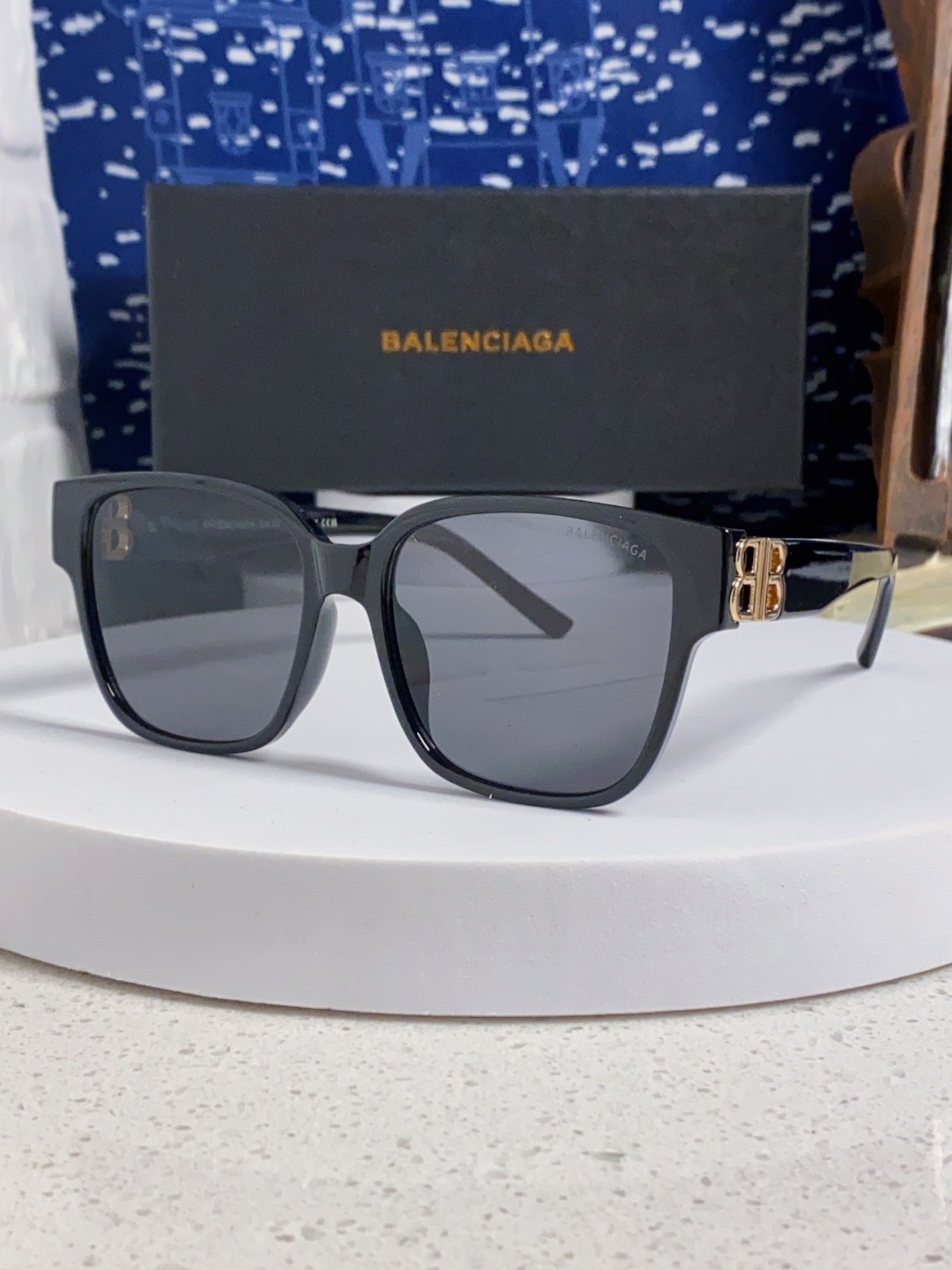巴黎世家 BALENCIAGA太阳镜方形复古潮流墨镜复古框型与百搭镜片色彩，镜腿装饰金色对称式 BB标识