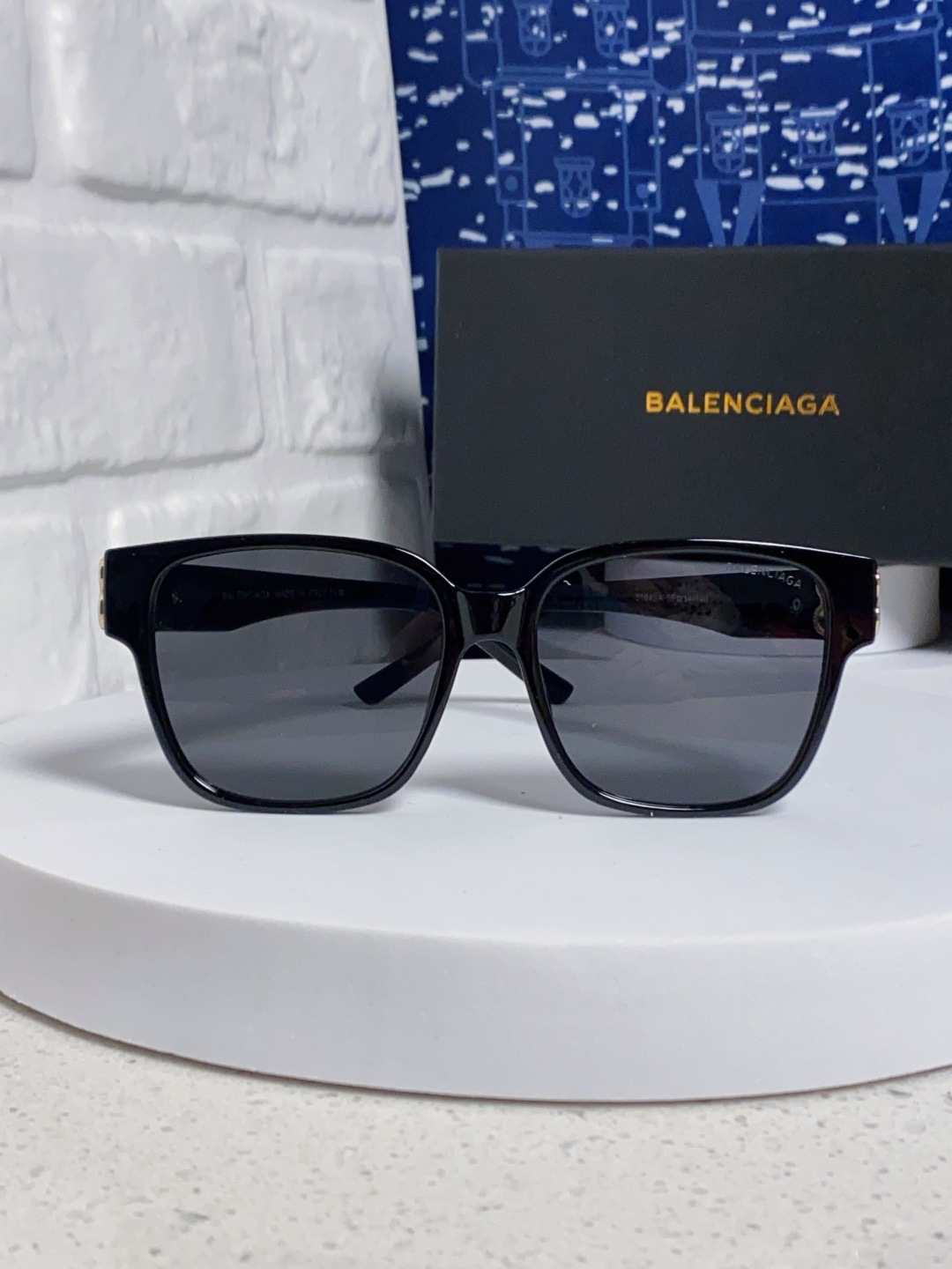 巴黎世家 BALENCIAGA太阳镜方形复古潮流墨镜复古框型与百搭镜片色彩，镜腿装饰金色对称式 BB标识
