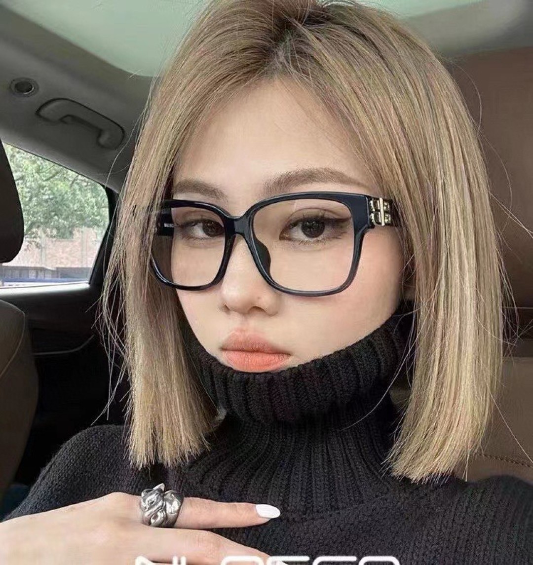 巴黎世家 BALENCIAGA太阳镜方形复古潮流墨镜复古框型与百搭镜片色彩，镜腿装饰金色对称式 BB标识