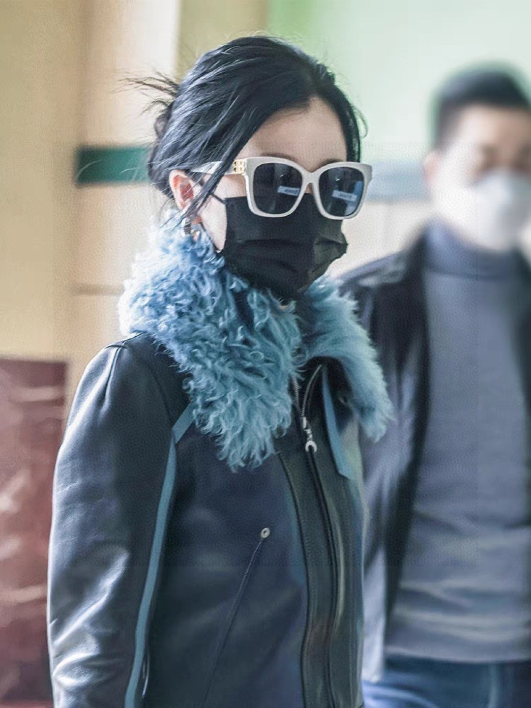 巴黎世家 BALENCIAGA太阳镜方形复古潮流墨镜复古框型与百搭镜片色彩，镜腿装饰金色对称式 BB标识