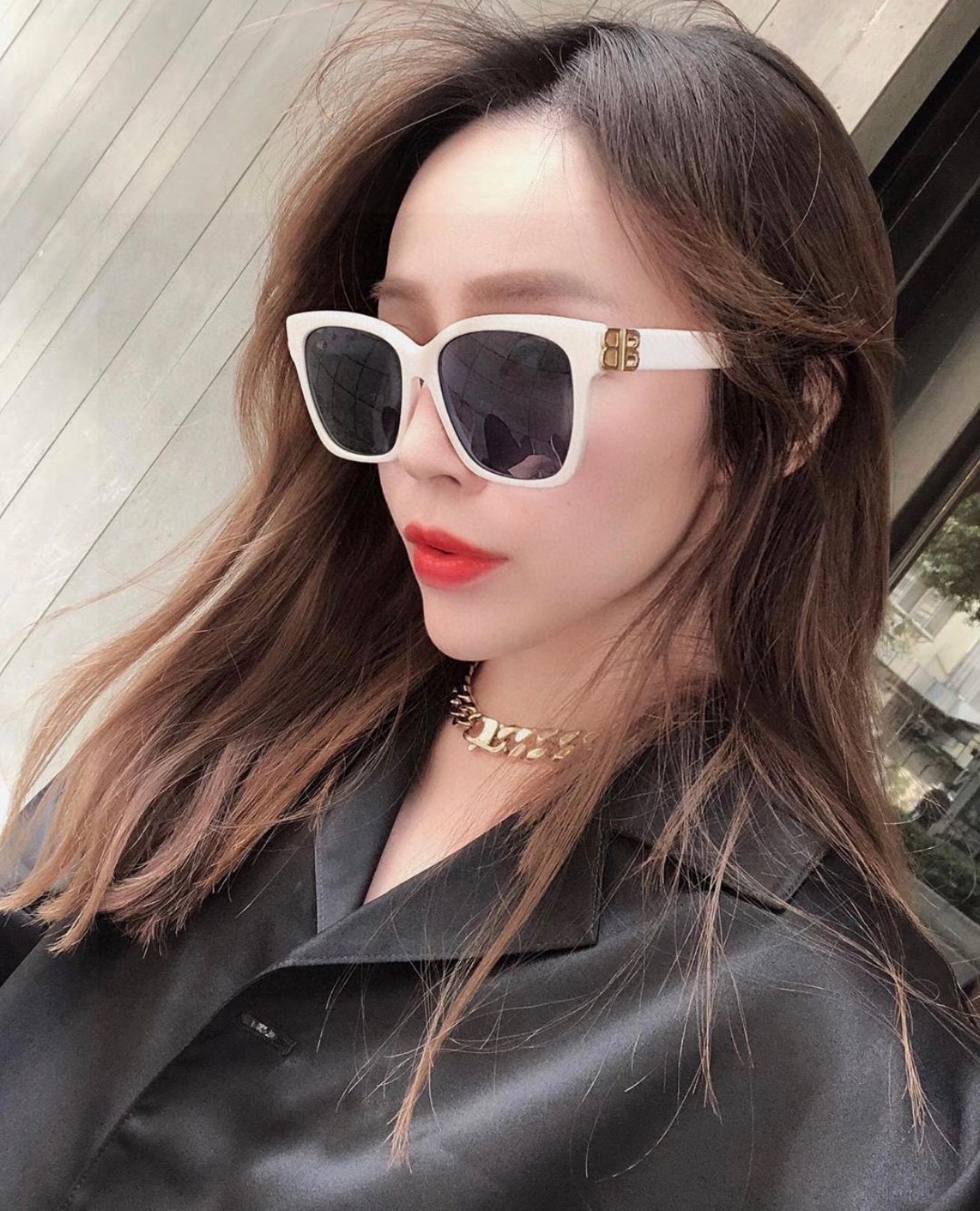 巴黎世家 BALENCIAGA太阳镜方形复古潮流墨镜复古框型与百搭镜片色彩，镜腿装饰金色对称式 BB标识