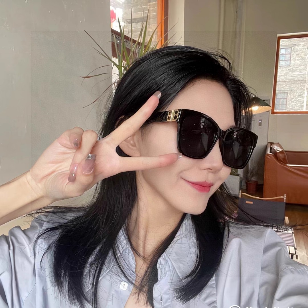 巴黎世家 BALENCIAGA太阳镜方形复古潮流墨镜复古框型与百搭镜片色彩，镜腿装饰金色对称式 BB标识