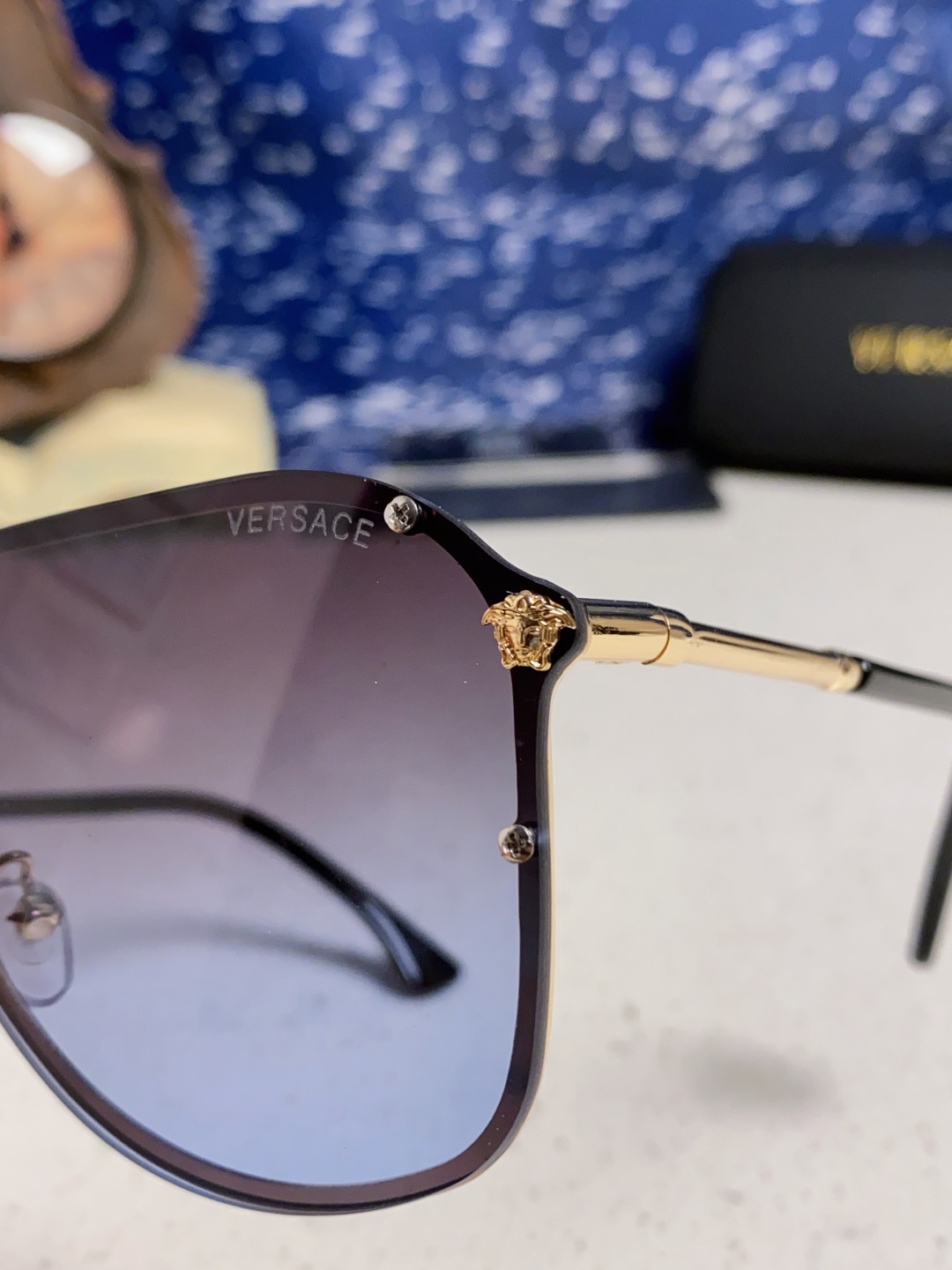 Versace范思哲 经典欧美时尚大框连体百搭太阳镜 简约一片式墨镜金属防晒墨镜显脸小男女通用