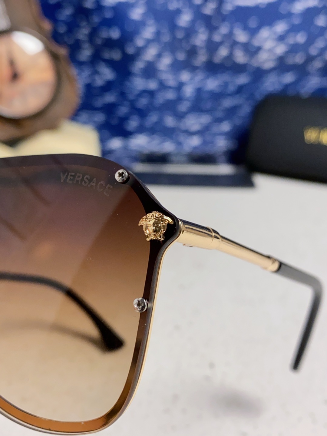 Versace范思哲 经典欧美时尚大框连体百搭太阳镜 简约一片式墨镜金属防晒墨镜显脸小男女通用