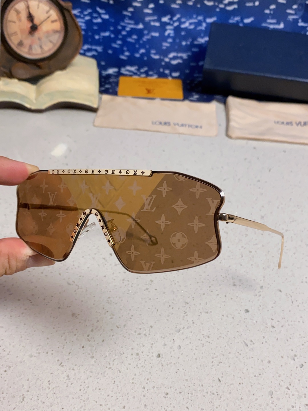 LouisVuitton路易威登 2025新款多边形连体大无框太阳眼镜男女通用Lv时尚个性遮阳墨镜