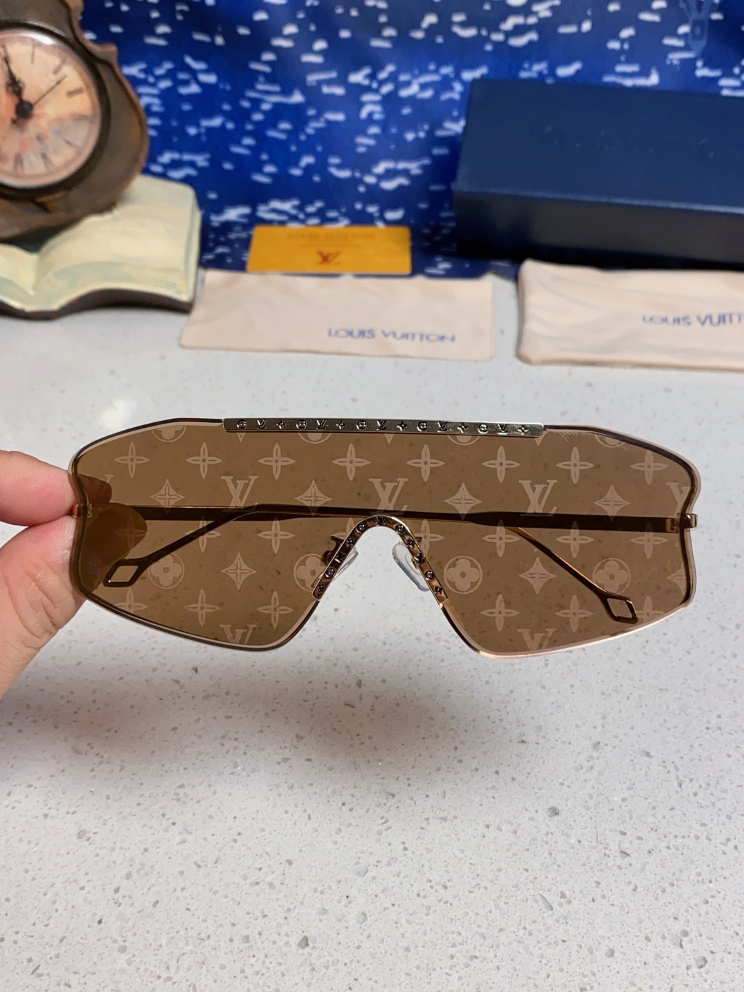 LouisVuitton路易威登 2025新款多边形连体大无框太阳眼镜男女通用Lv时尚个性遮阳墨镜