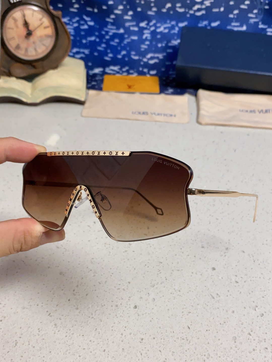 LouisVuitton路易威登 2025新款多边形连体大无框太阳眼镜男女通用Lv时尚个性遮阳墨镜