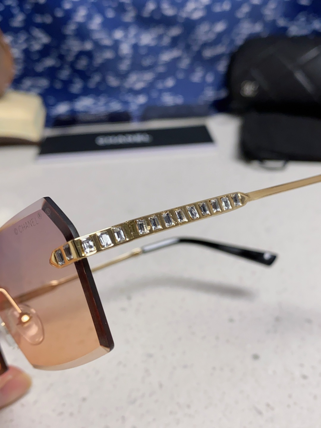 Chanel香奈儿 2025新款欧美复古无框切边墨镜男女潮朋克风金属小方框长方形窄框太阳眼镜 带钻