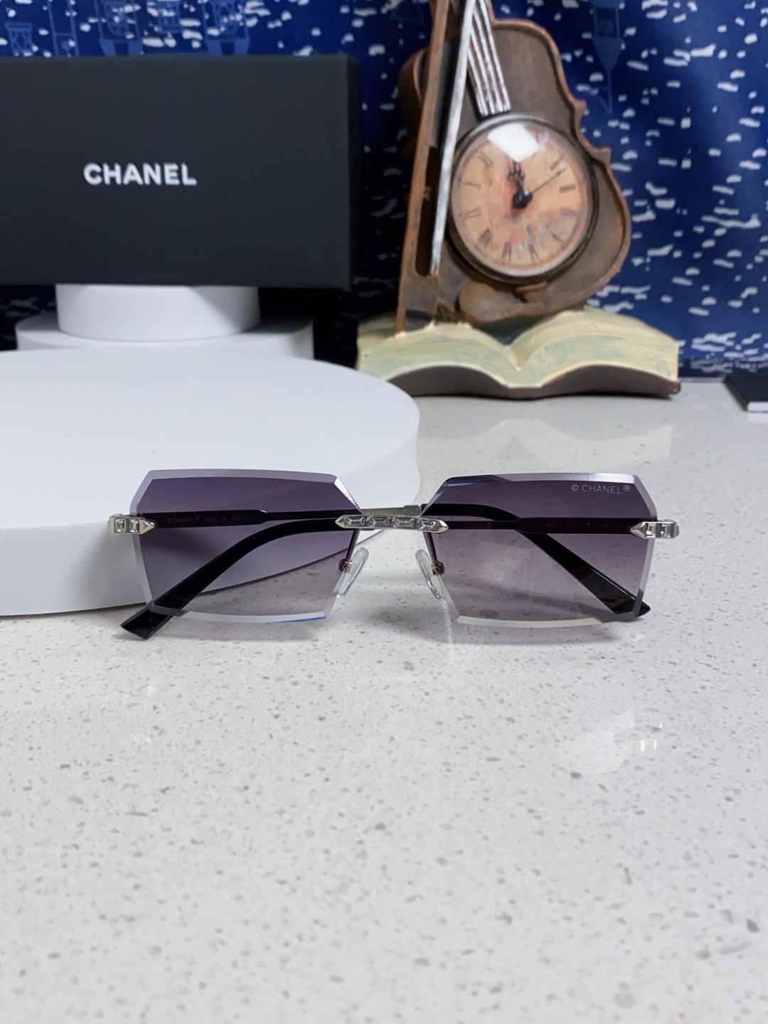 Chanel香奈儿 2025新款欧美复古无框切边墨镜男女潮朋克风金属小方框长方形窄框太阳眼镜 带钻