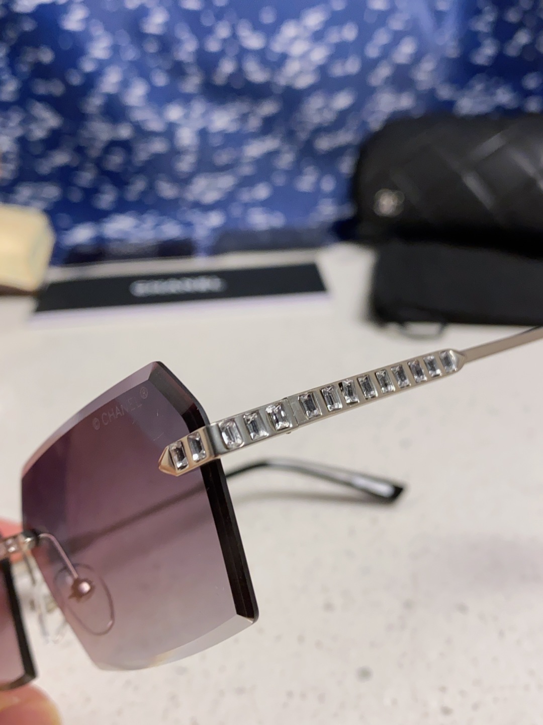 Chanel香奈儿 2025新款欧美复古无框切边墨镜男女潮朋克风金属小方框长方形窄框太阳眼镜 带钻