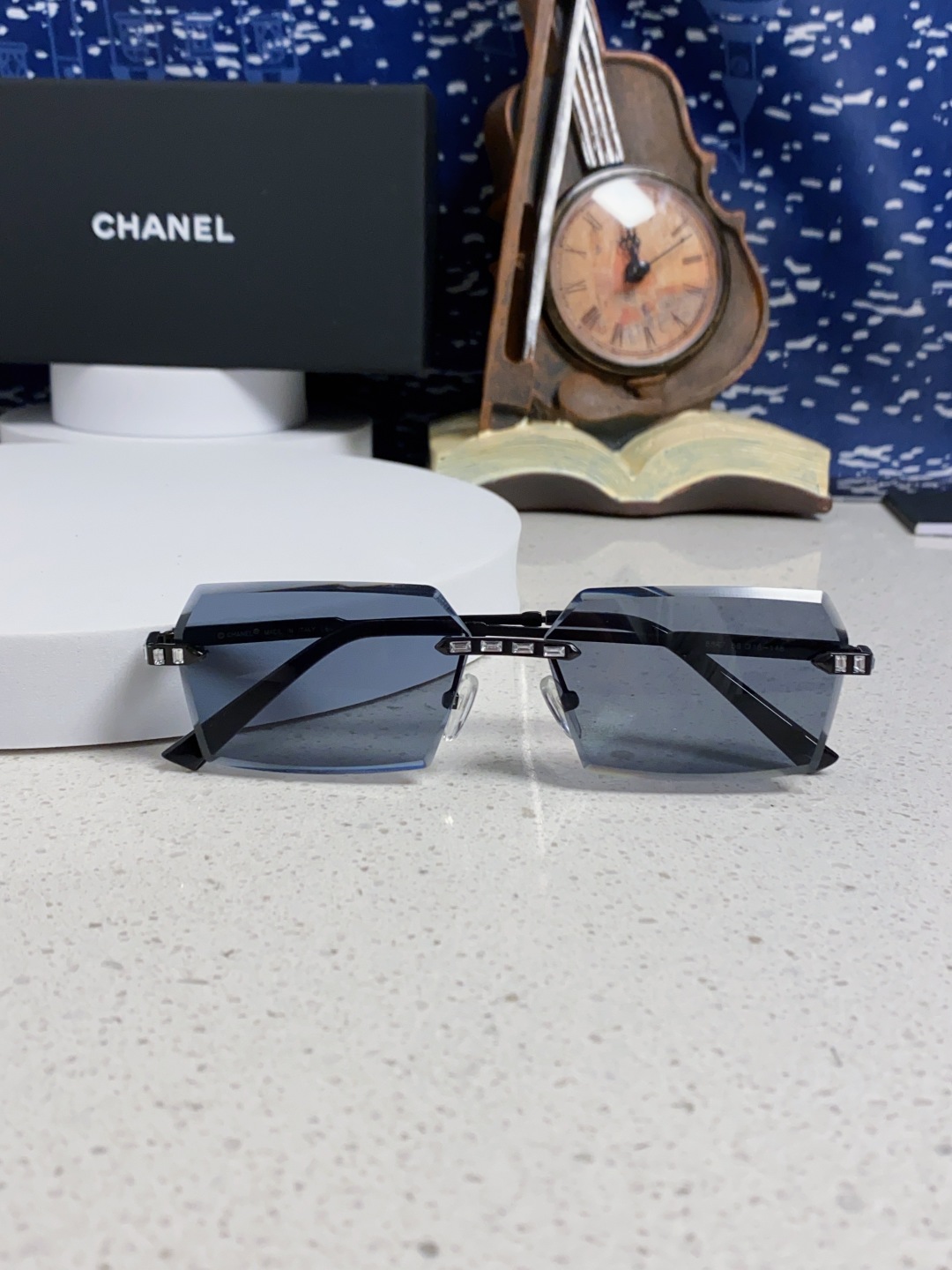Chanel香奈儿 2025新款欧美复古无框切边墨镜男女潮朋克风金属小方框长方形窄框太阳眼镜 带钻