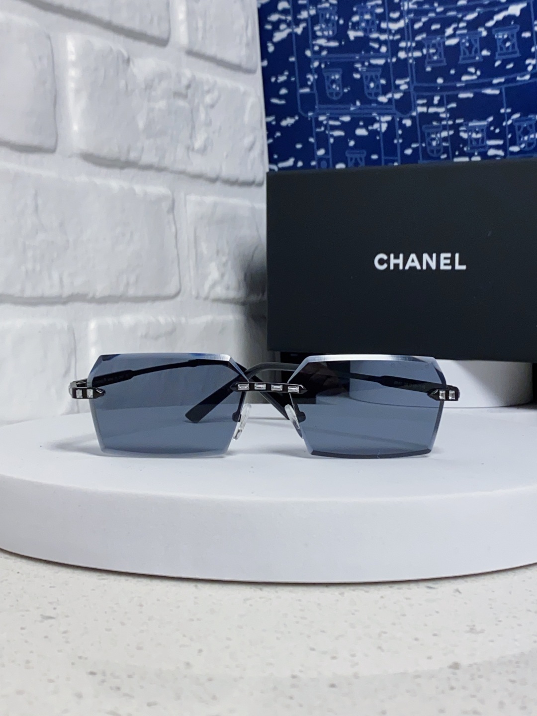 Chanel香奈儿 2025新款欧美复古无框切边墨镜男女潮朋克风金属小方框长方形窄框太阳眼镜 带钻