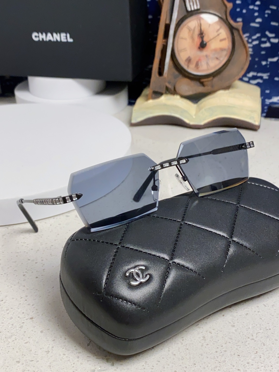 Chanel香奈儿 2025新款欧美复古无框切边墨镜男女潮朋克风金属小方框长方形窄框太阳眼镜 带钻