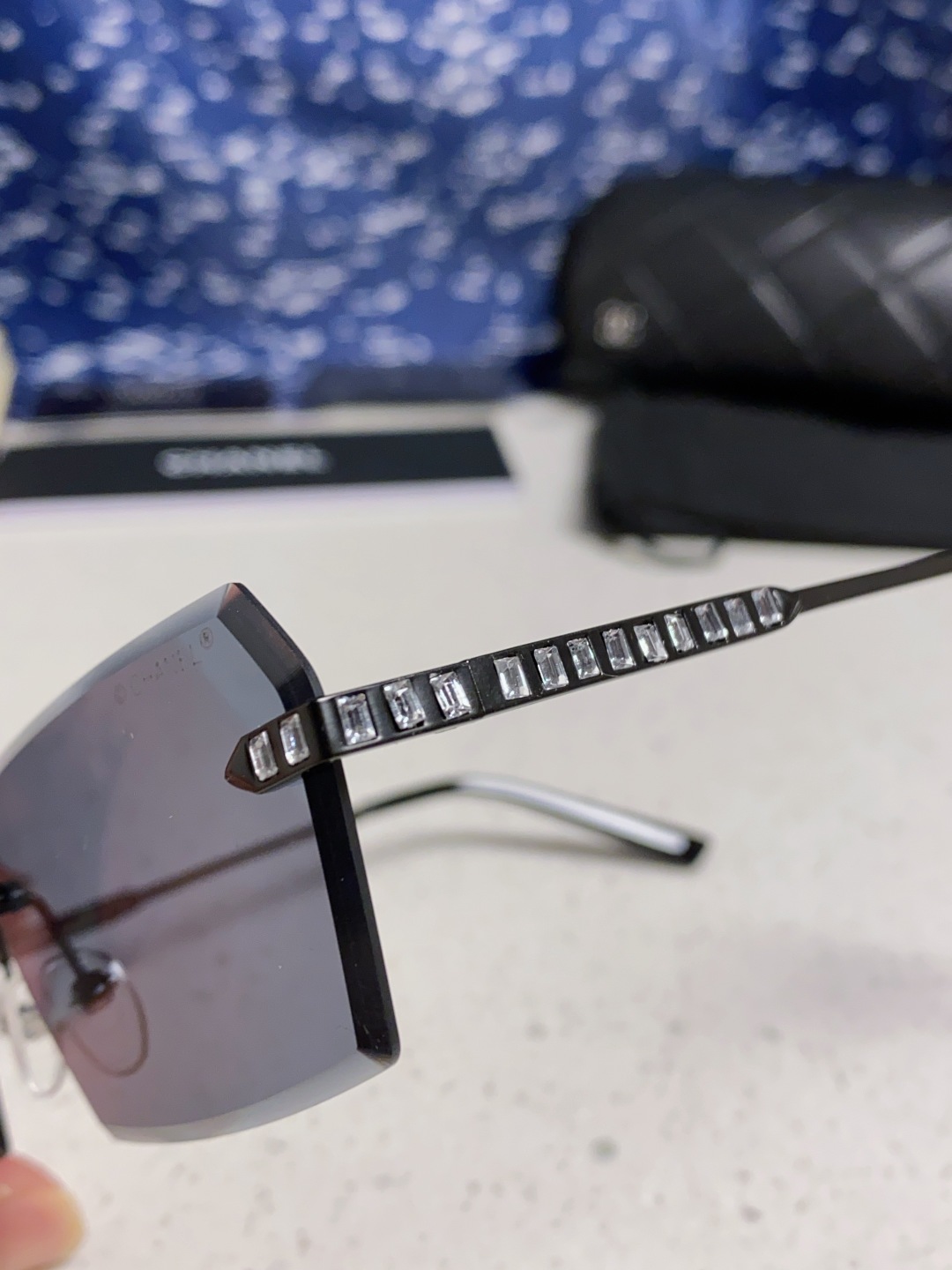 Chanel香奈儿 2025新款欧美复古无框切边墨镜男女潮朋克风金属小方框长方形窄框太阳眼镜 带钻