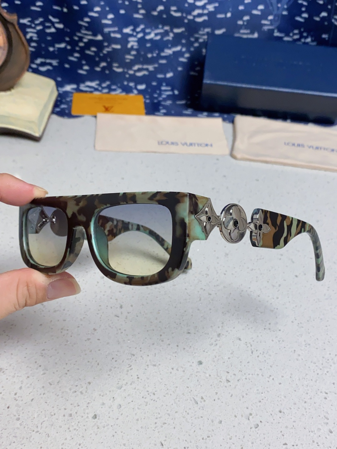 LouisVuitton路易威登 2026新款LV墨镜男士女士通用方框防紫外线休闲太阳镜Z2196W