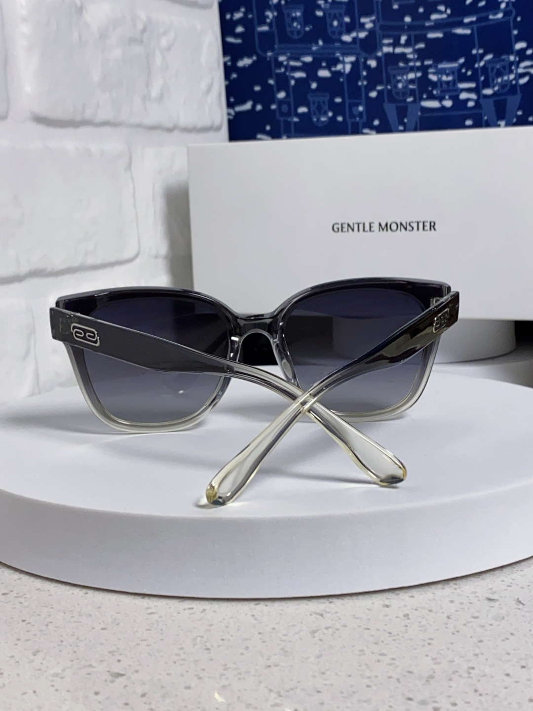 Gentle Moster(GM) 2025新款偏光爆款浮云标 极简风格 男女通用防紫外线 型号：TR3