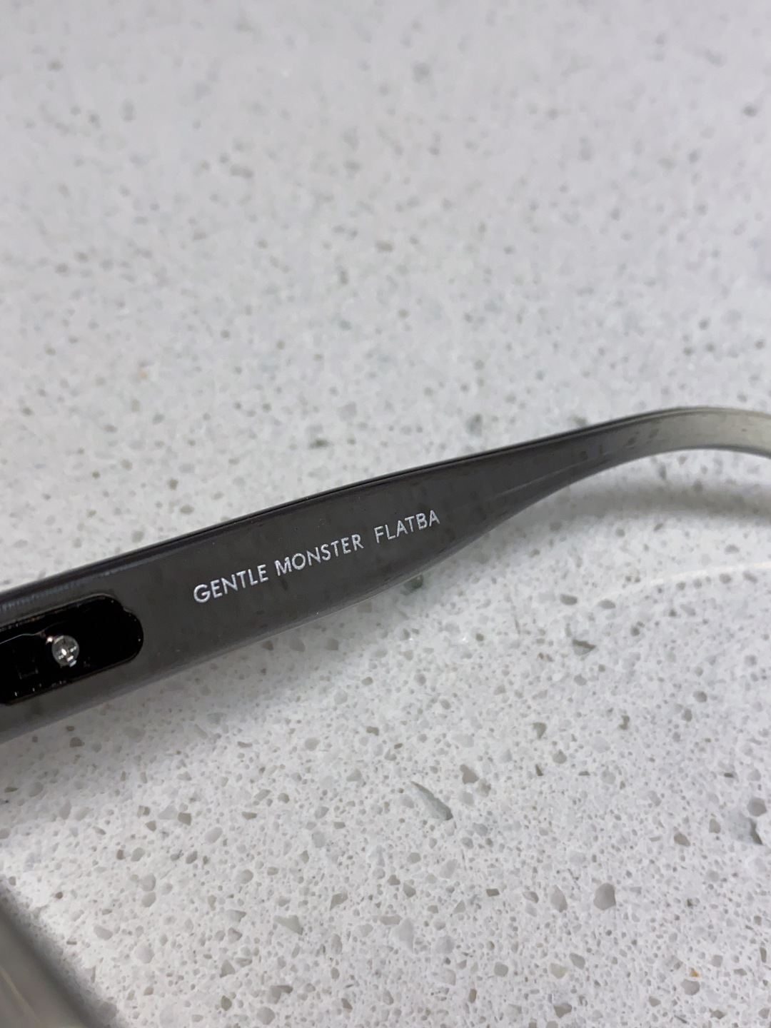 Gentle Moster(GM) 2025新款偏光爆款浮云标 极简风格 男女通用防紫外线 型号：TR3