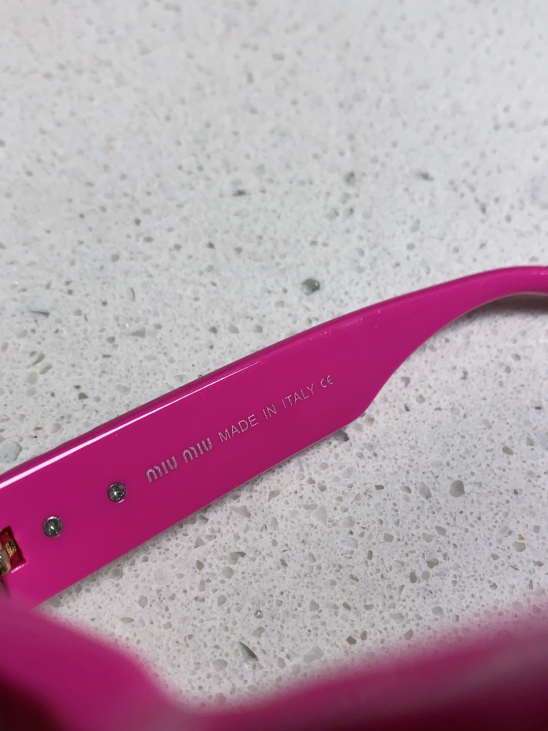 MiuMiu缪缪猫眼墨镜🕶️甜酷摩登女孩看过来真的被拿捏了!十分甜美减龄的一款墨镜，把少女的心狠狠抓住，
