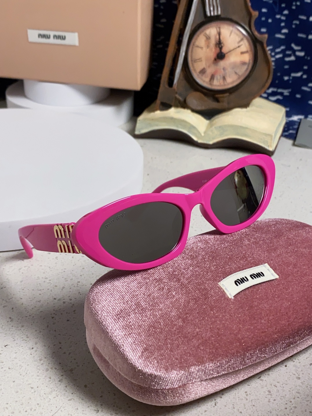 MiuMiu缪缪猫眼墨镜🕶️甜酷摩登女孩看过来真的被拿捏了!十分甜美减龄的一款墨镜，把少女的心狠狠抓住，