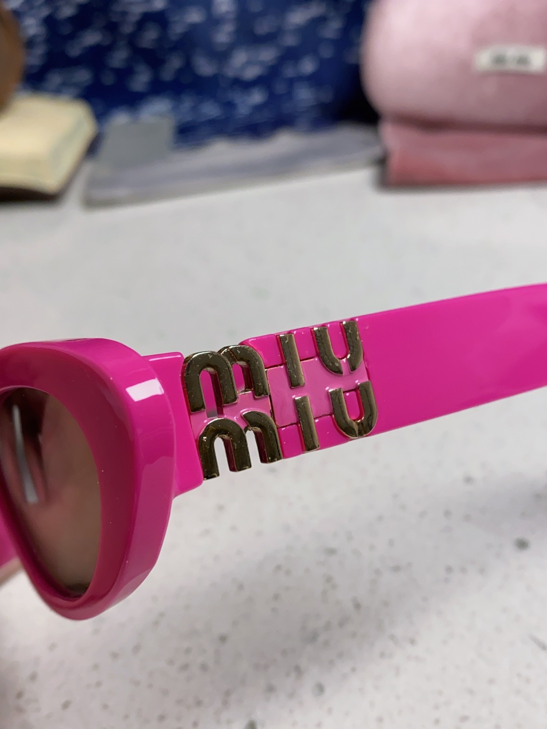 MiuMiu缪缪猫眼墨镜🕶️甜酷摩登女孩看过来真的被拿捏了!十分甜美减龄的一款墨镜，把少女的心狠狠抓住，