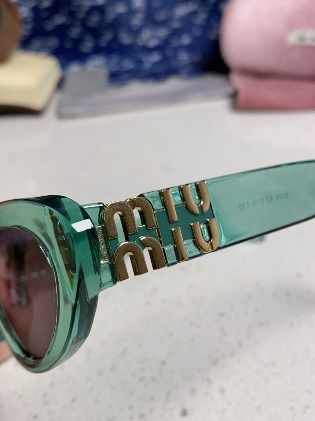 MiuMiu缪缪猫眼墨镜🕶️甜酷摩登女孩看过来真的被拿捏了!十分甜美减龄的一款墨镜，把少女的心狠狠抓住，