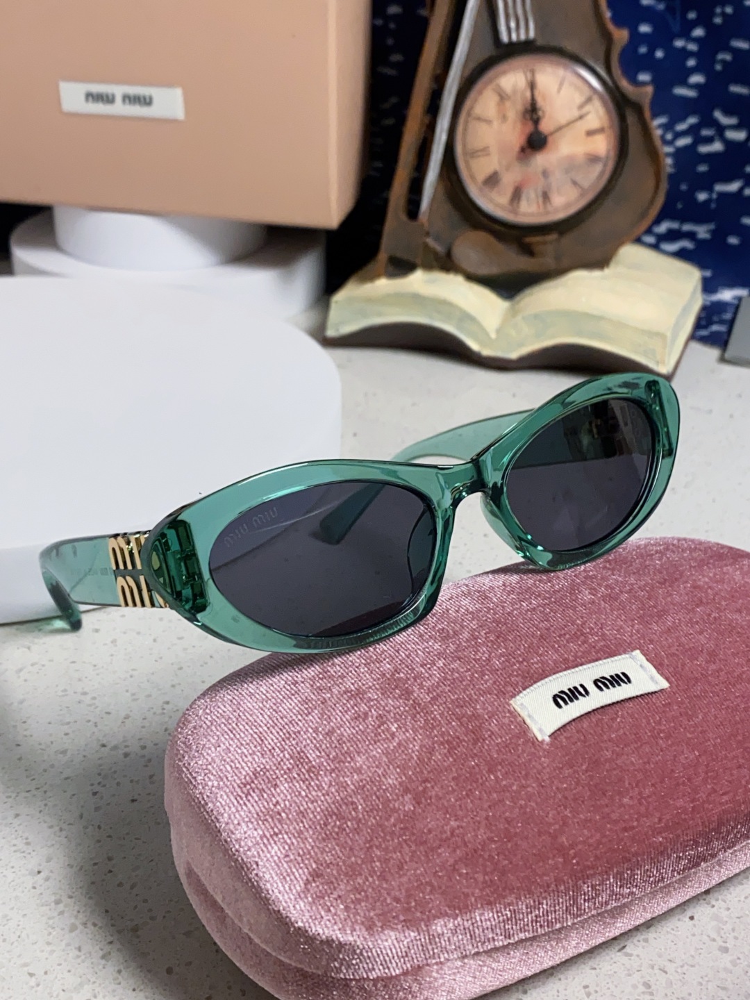 MiuMiu缪缪猫眼墨镜🕶️甜酷摩登女孩看过来真的被拿捏了!十分甜美减龄的一款墨镜，把少女的心狠狠抓住，