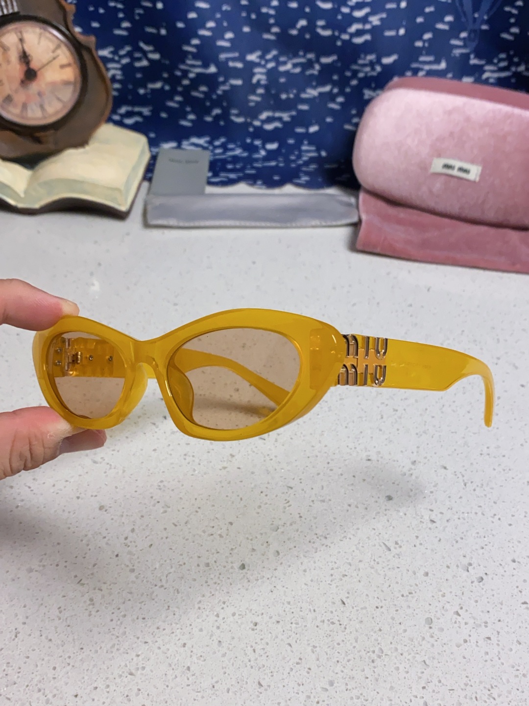 MiuMiu缪缪猫眼墨镜🕶️甜酷摩登女孩看过来真的被拿捏了!十分甜美减龄的一款墨镜，把少女的心狠狠抓住，
