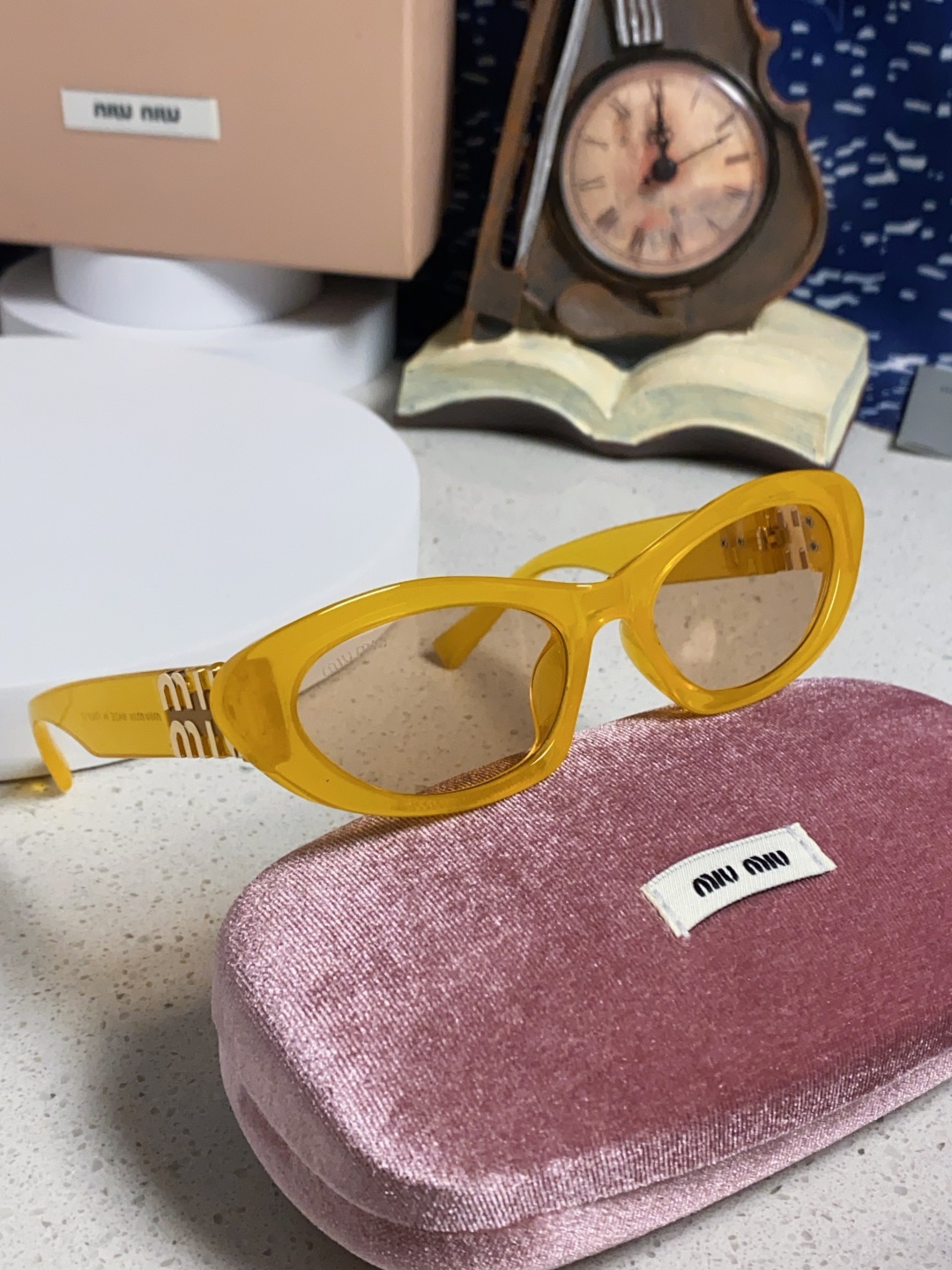 MiuMiu缪缪猫眼墨镜🕶️甜酷摩登女孩看过来真的被拿捏了!十分甜美减龄的一款墨镜，把少女的心狠狠抓住，