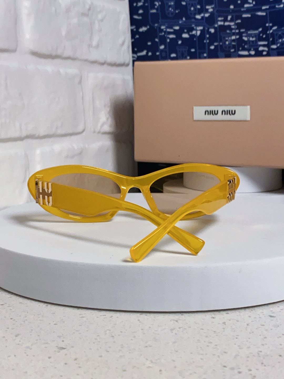MiuMiu缪缪猫眼墨镜🕶️甜酷摩登女孩看过来真的被拿捏了!十分甜美减龄的一款墨镜，把少女的心狠狠抓住，