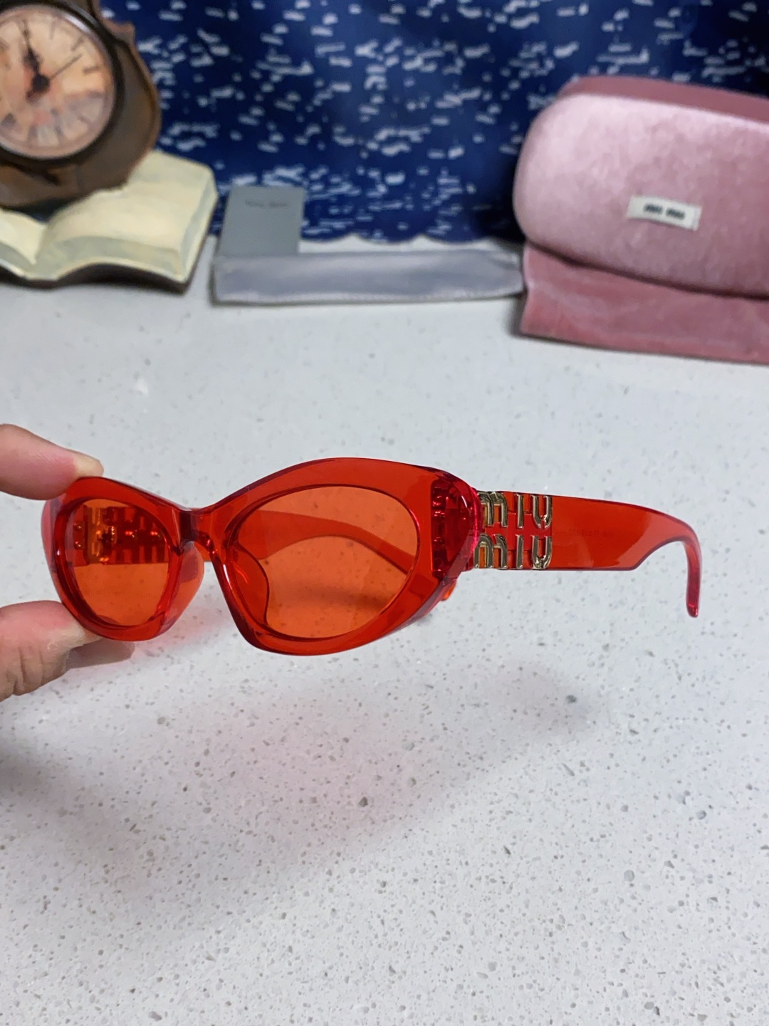 MiuMiu缪缪猫眼墨镜🕶️甜酷摩登女孩看过来真的被拿捏了!十分甜美减龄的一款墨镜，把少女的心狠狠抓住，