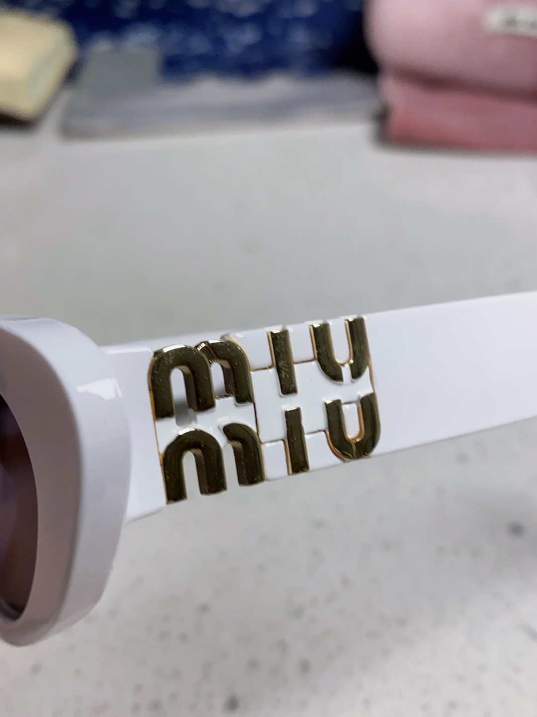 MiuMiu缪缪猫眼墨镜🕶️甜酷摩登女孩看过来真的被拿捏了!十分甜美减龄的一款墨镜，把少女的心狠狠抓住，