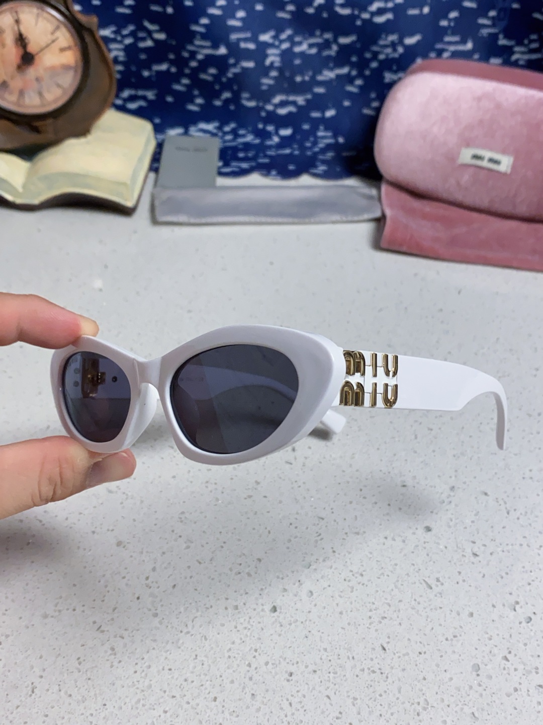 MiuMiu缪缪猫眼墨镜🕶️甜酷摩登女孩看过来真的被拿捏了!十分甜美减龄的一款墨镜，把少女的心狠狠抓住，